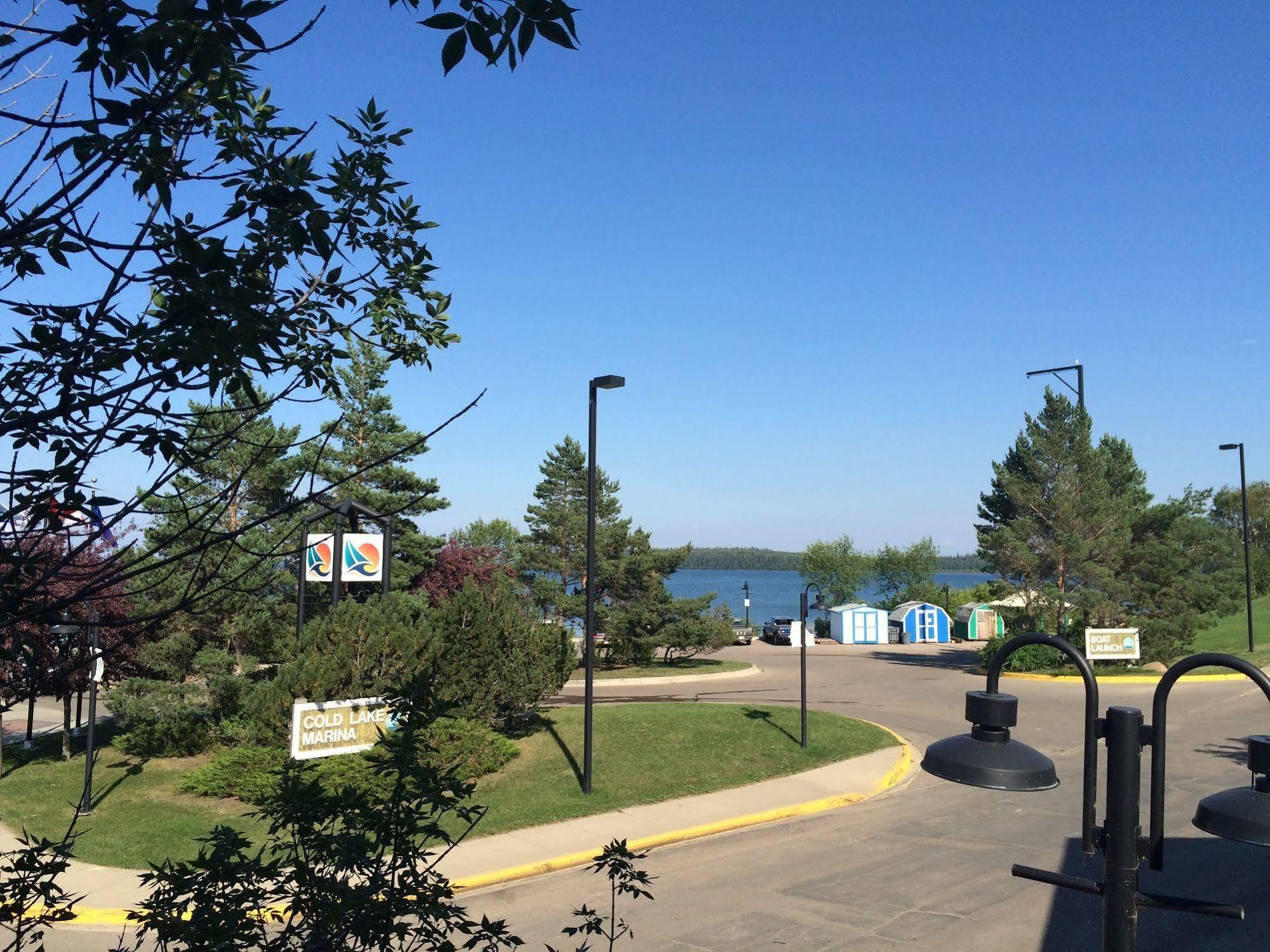 Lakeshore Inn Cold Lake 外观 照片